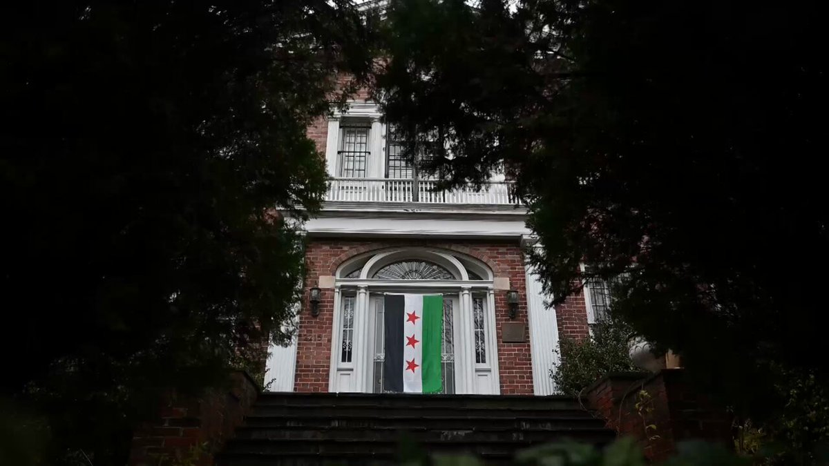 Suriye Büyükelçiliği Binasına Devrim Bayrağı Asıldı