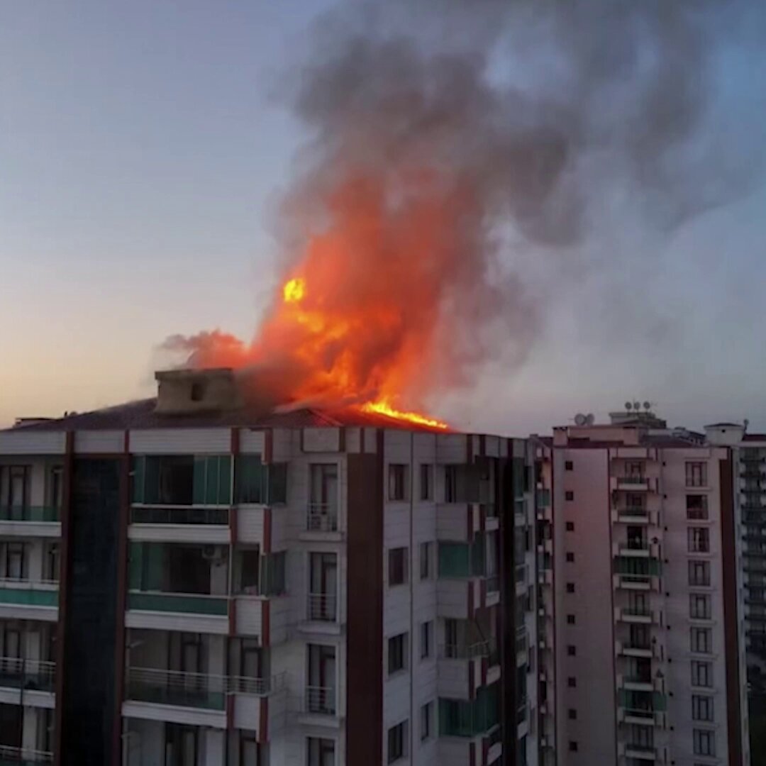 Diyarbakır'da 13 Katlı Binada Yangın: 3 Ölü, 17 Yaralı