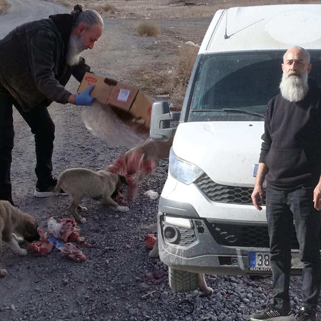 Kayseri’de Dağıtım Elemanı İzzet Arlı, Esnaftan Topladığı Yiyeceklerle Sokak Hayvanlarını Besliyor!
