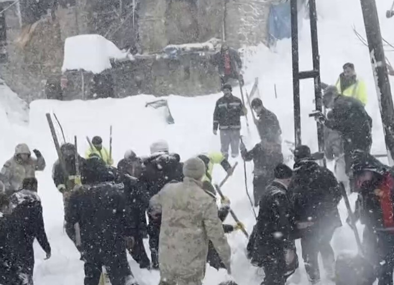 Çatak'ta Çığ Faciası: Bir Kişi Yaralı Kurtarıldı