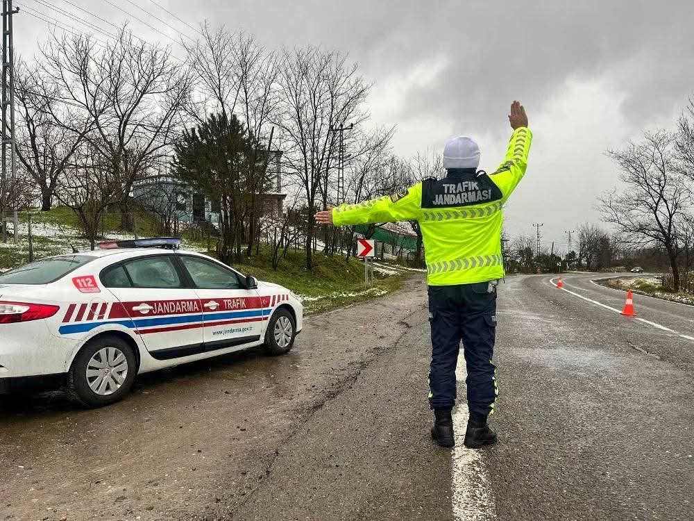 Bartın’da Trafik Jandarmasından Örnek Davranış: Şehit Babasına Yazdığı Cezayı Kendisi Ödedi!