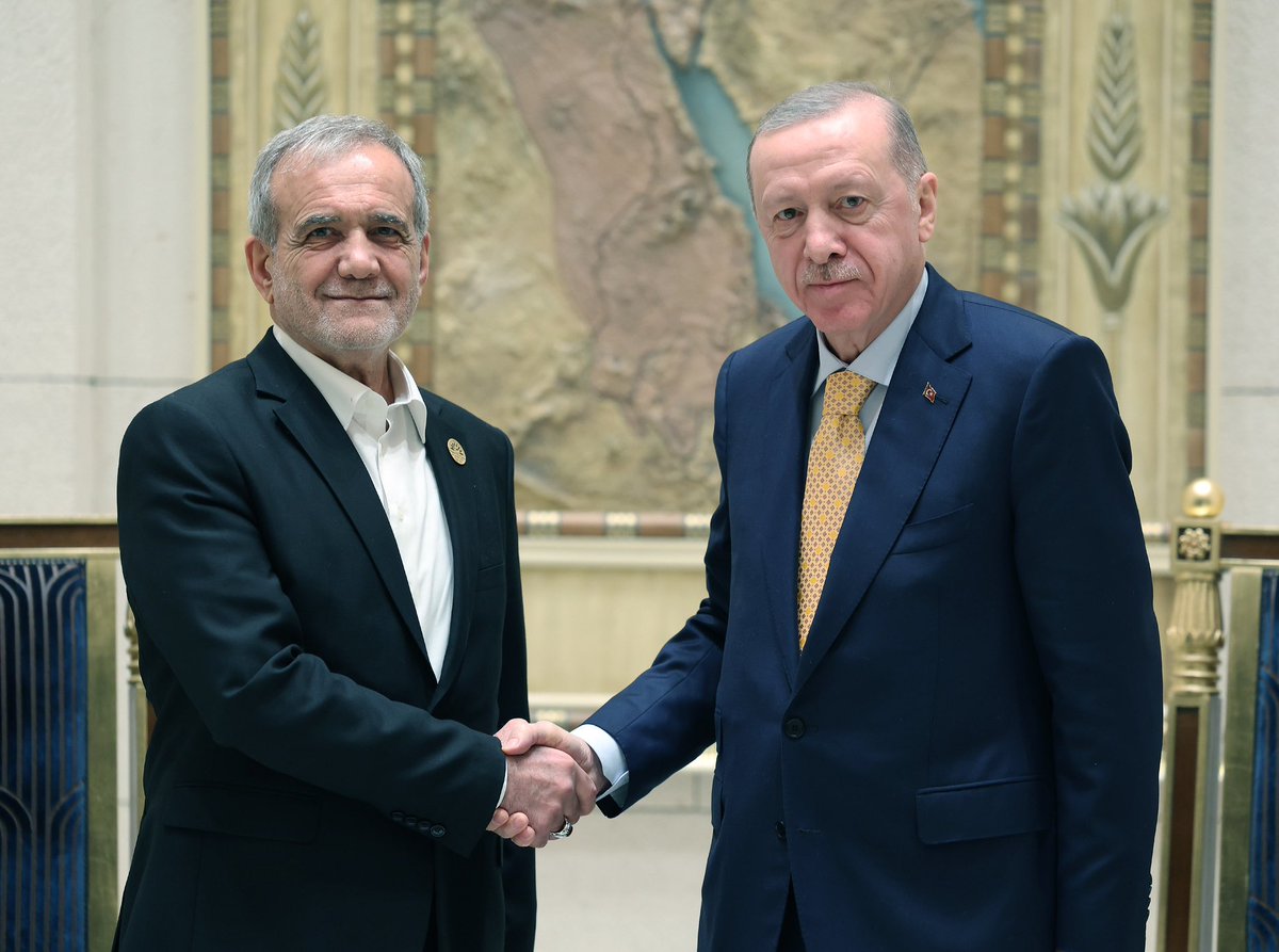 Erdoğan ve Pezeşkiyan, Kahire'de Bir Araya Geldi