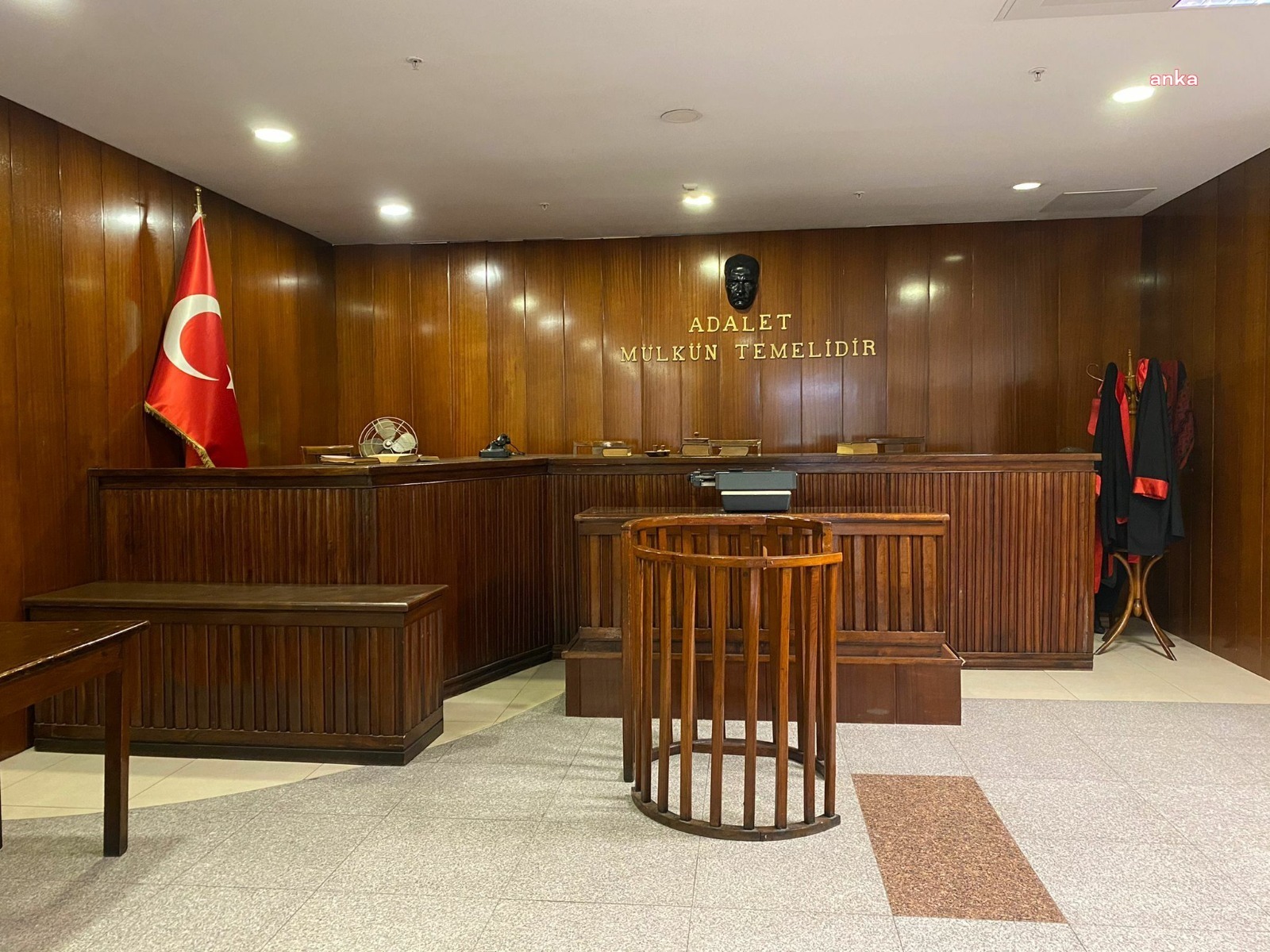16 İLDE DOLANDIRICILIK OPERASYONU: KENDİLERİNİ POLİS, SAVCI VE BANKA ÇALIŞANI GİBİ GÖSTEREREK VATANDAŞLARI TELEFONLA DOLANDIRAN 34 ŞÜPHELİ GÖZALTINA ALINDI