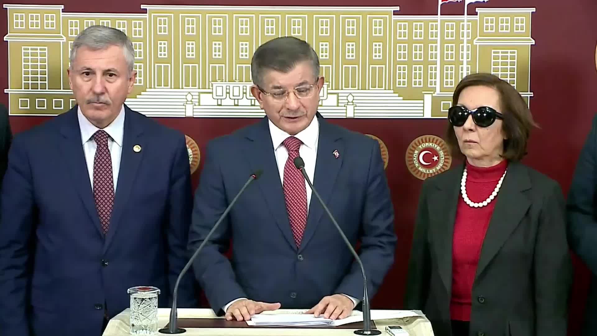 AHMET DAVUTOĞLU, KÜRESEL VİCDAN BİLDİRGESİ'Nİ AÇIKLADI: "FİLİSTİNLİ MÜLTECİLER İÇİN KURULMUŞ BM ÖRGÜTÜNE, GAZZE'DE YERİNDEN EDİLEN BÜTÜN İNSANLAR İÇİN DERHAL BİR YERLEŞİM PROGRAMI UYGULAMASI ÇAĞRISINDA BULUNUYORUZ"