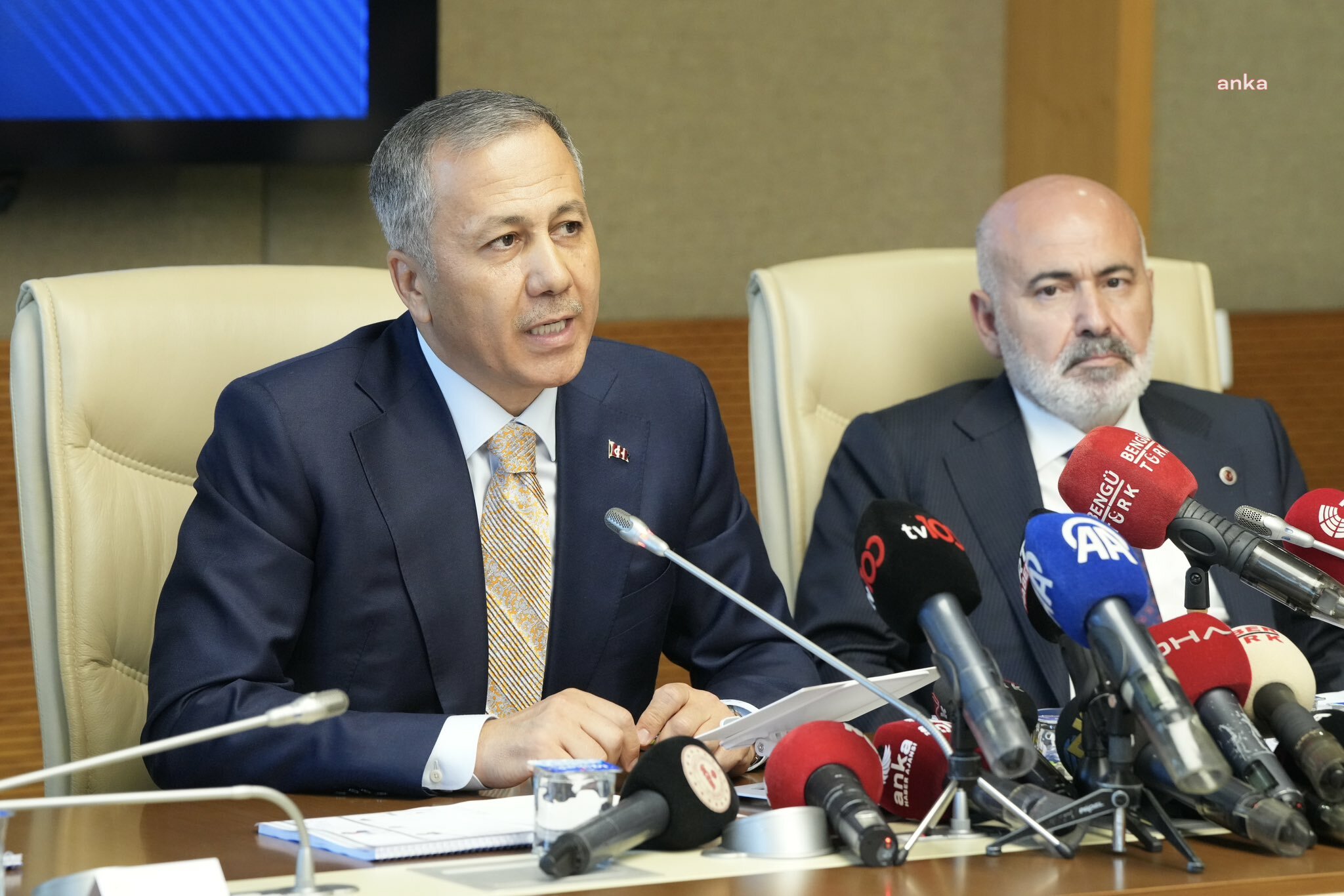 Bakan Yerlikaya'dan 'kayyum' açıklaması: "DEM de siyasi parti, seçime girdi seçildi. Bu nimeti tuzak kurmadan kullanın. Kayyum atanmasından çok keyif almıyoruz"
