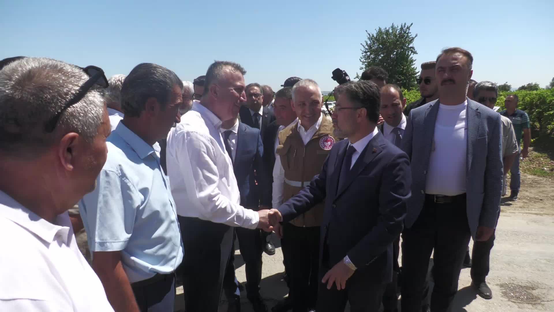 Bakan Yumaklı, Manisa’da üzüm hasadına katıldı: İklim şartları beklediğimizin üzerinde bir rekolte gelmesine engel oldu