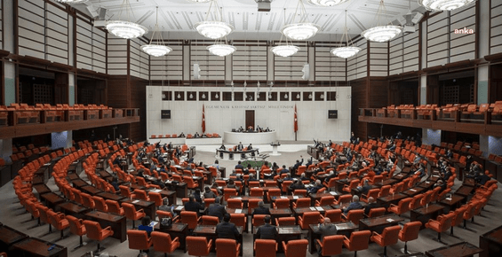 ÇALIŞAN EMEKLİLERE 5 BİN LİRA İKRAMİYE VERİLMESİ TBMM GENEL KURULU'NDA KABUL EDİLDİ
