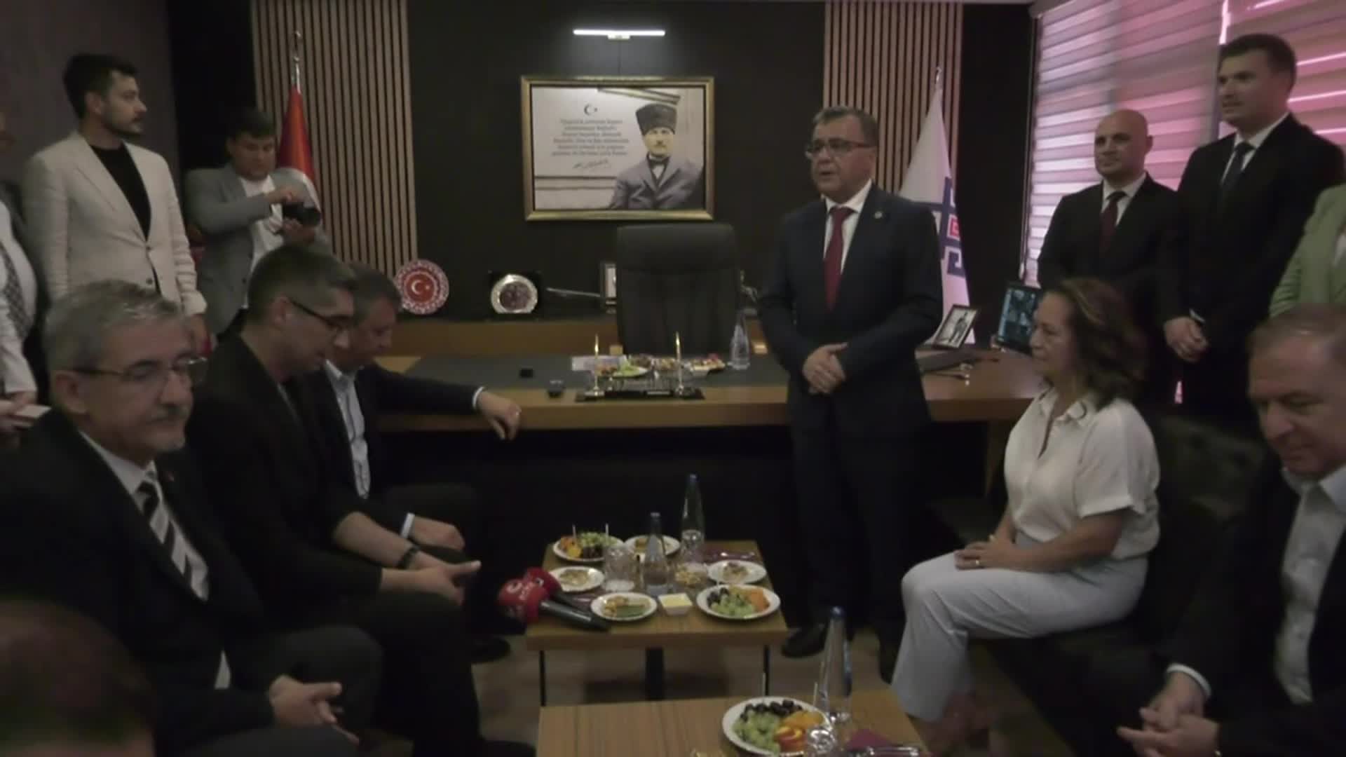 CHP Genel Başkanı Özgür Özel, Altıeylül Belediyesi'nde: "Tayyip Erdoğan'ın elinizi, kolunuzu bağlamak için yaptığı hamleleri görüyoruz"