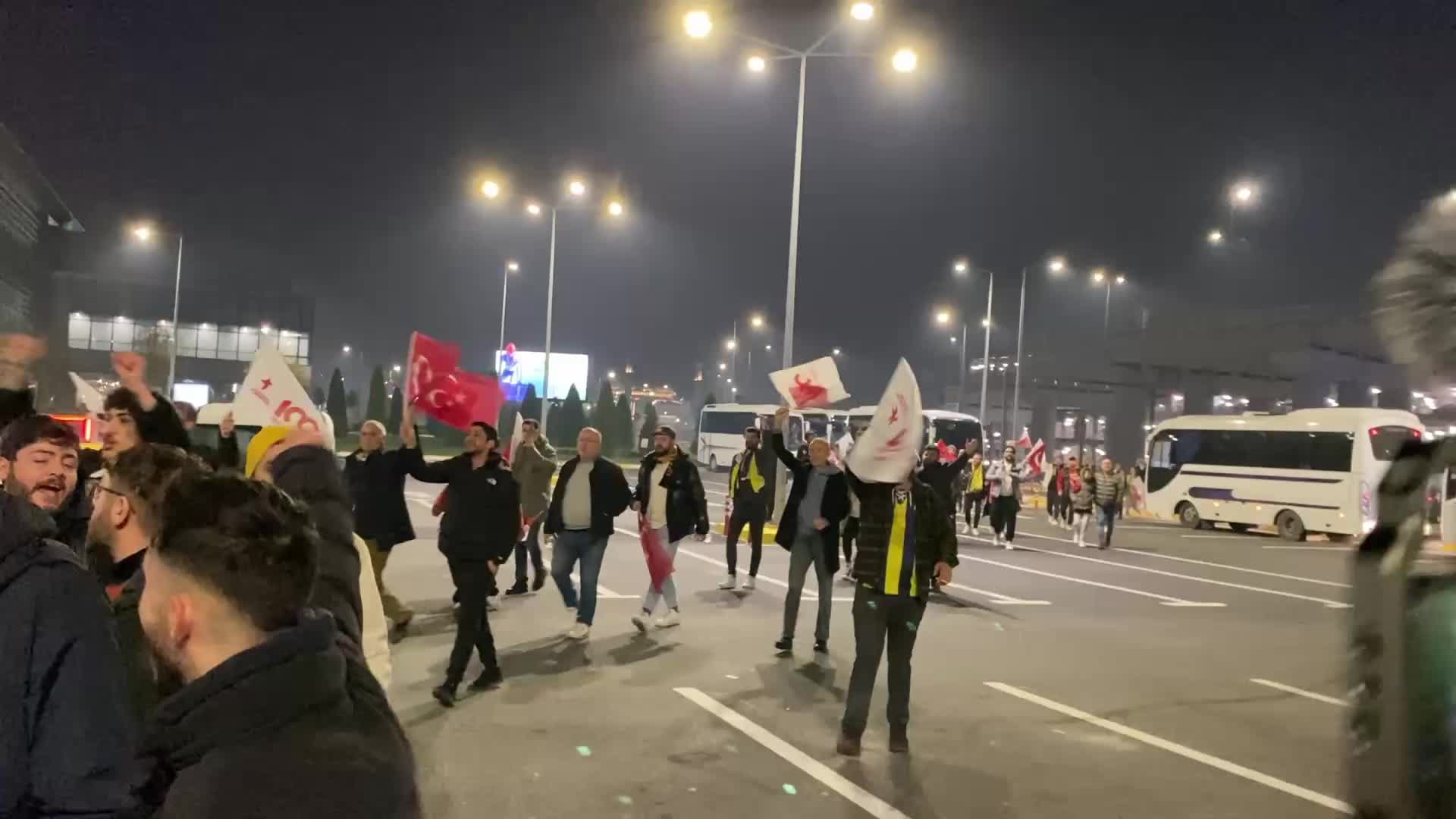 CHP İSTANBUL İL ÖRGÜTÜ, SUUDİ ARABİSTAN’DA OYNAMADAN DÖNEN GALATASARAY İLE FENERBAHÇE’Yİ HAVALİMANLARINDA KARŞILADI