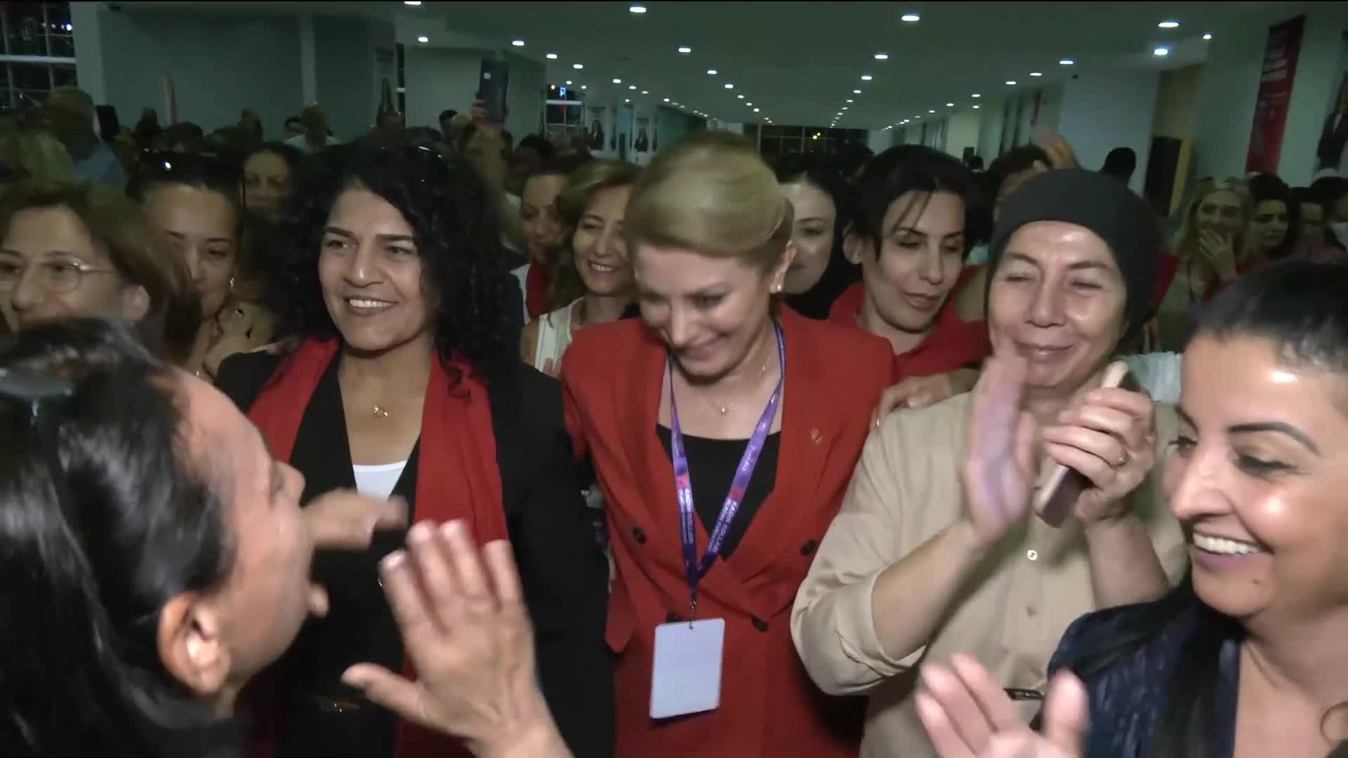 CHP Kadın Kolları 15. Olağan Kurultayı'nda başkanlığa Asu Kaya seçildi