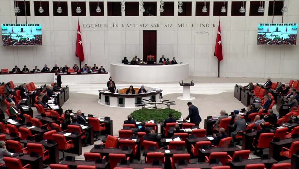 CHP’Lİ ALP KARS’TAKİ MAKET MEZAR FOTOĞRAFINI MECLİS’E TAŞIDI: "ÇEDES UYGULAMASI ÇOK YANLIŞ SONUÇLARA DOĞRU GİDİYOR"