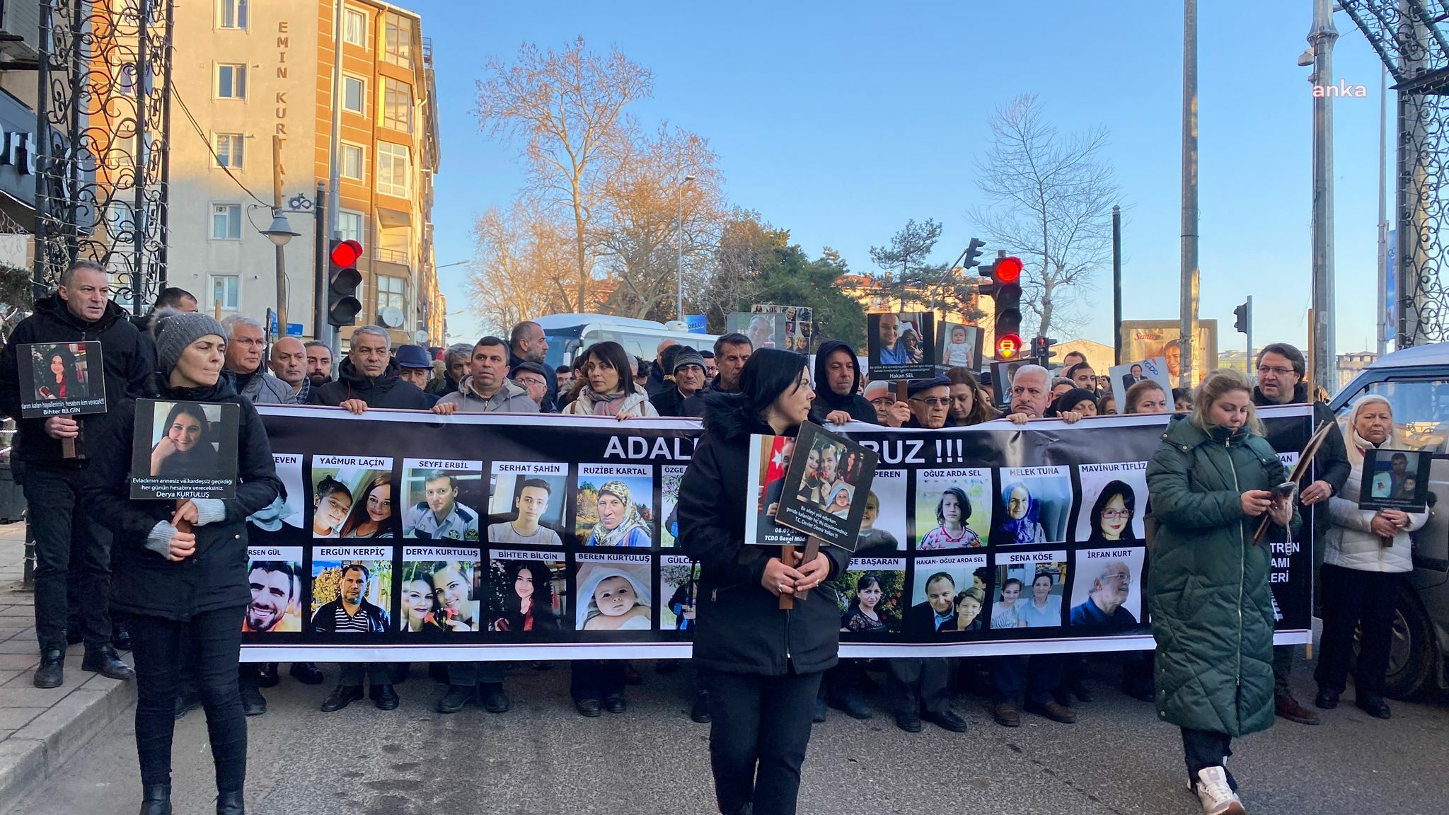 ÇORLU TREN FACİASI DAVASI KARAR DURUŞMASI BAŞLADI... MISRA ÖZ: "OLASI KAST" SUÇUNDAN CEZA ALMALARINI İSTİYORUZ"