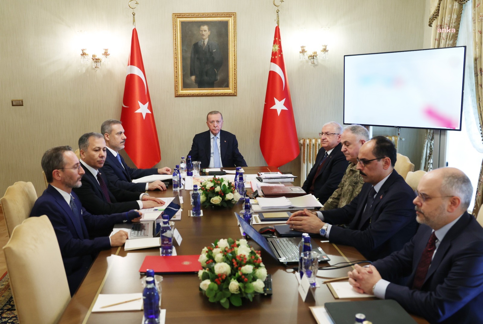 CUMHURBAŞKANI ERDOĞAN'IN BAŞKANLIĞINDAKİ GÜVENLİK TOPLANTISI SONA ERDİ: "TÜRKİYE, HANGİ BAHANEYLE VE SEBEPLE OLURSA OLSUN GÜNEY SINIRLARI BOYUNCA BİR 'TERÖRİSTAN' KURULMASINA KESİNLİKLE İZİN VERMEYECEKTİR"