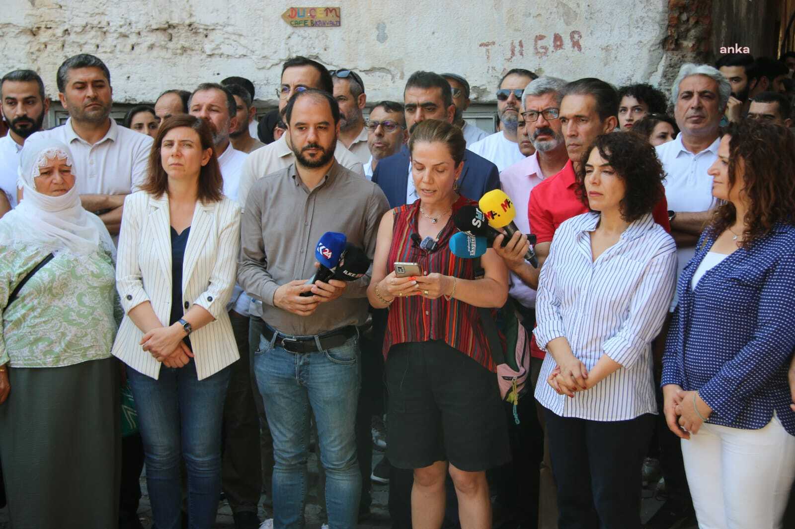 Diyarbakır’da STK’lardan kafe saldırılarına tepki: “Kentimizin birlikte yaşam kültürüne zarar verici saldırılara sessiz kalmayacağız”