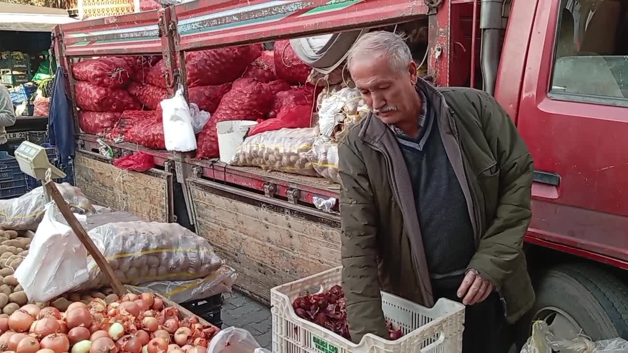 EMEKLİ VATANDAŞ: “10 GÜN YETİYOR 7 BİN 500 LİRA. ONDAN SONRA BAŞLIYORUZ BORCA YEMEYE”