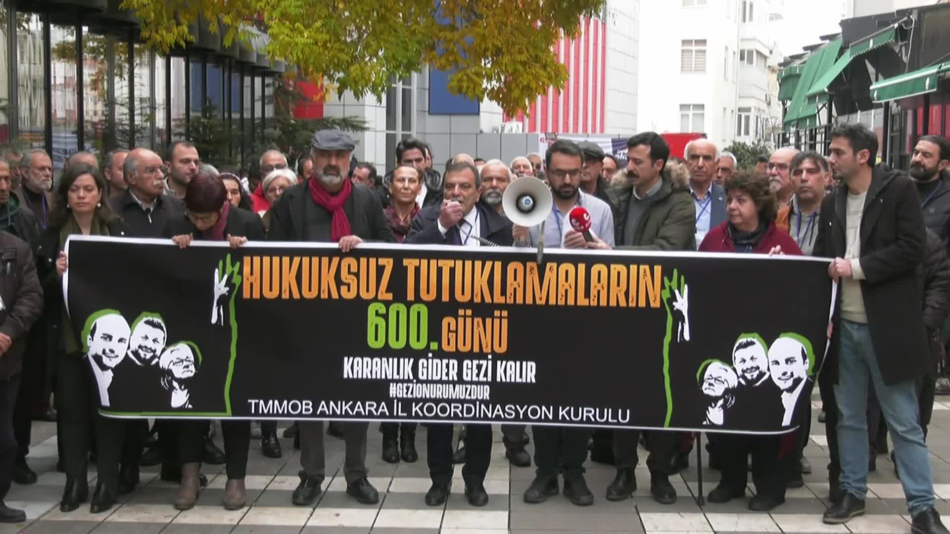 GEZİ DAVASI'NDA VERİLEN KARARLARA KARŞI TUTULAN ADALET NÖBETİ'NİN 600. GÜNÜ... TMMOB BAŞKANI EMİN KORAMAZ: “ARKADAŞLARIMIZIN SERBEST BIRAKILMASINI İSTİYORUZ”