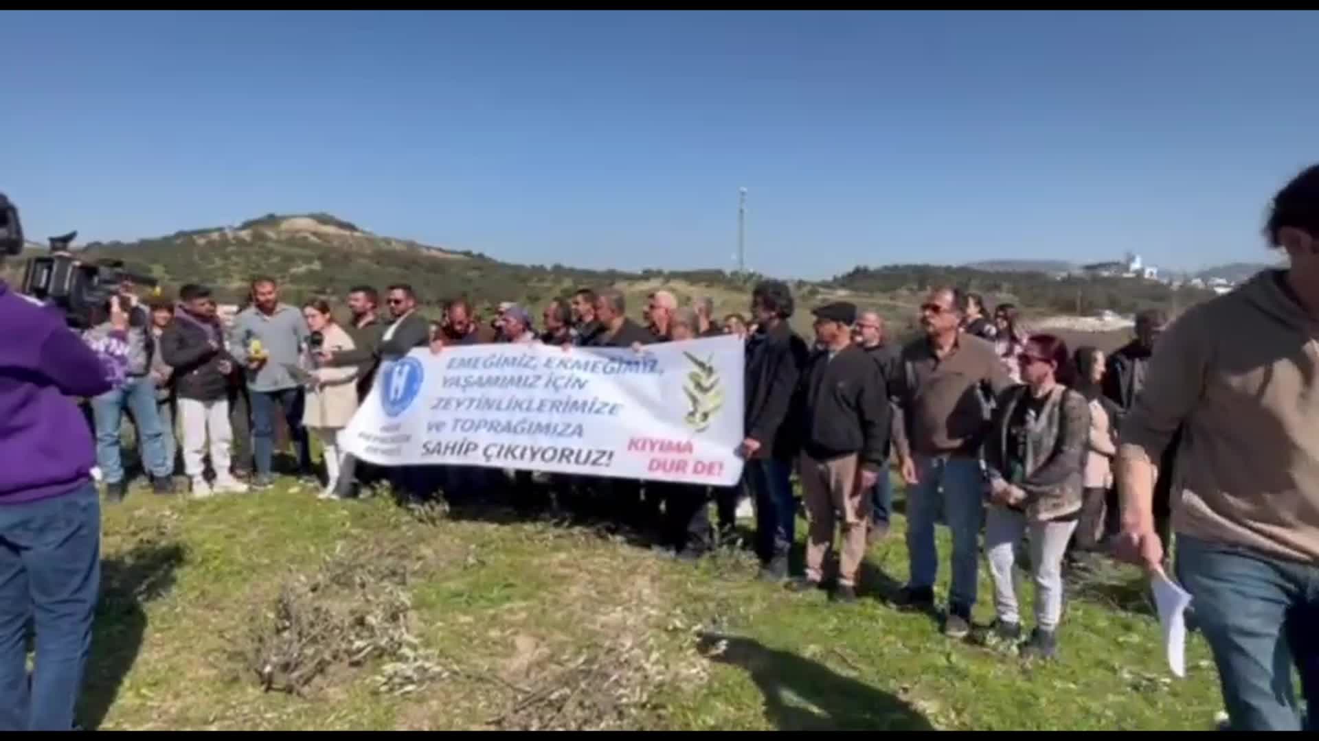 HATAY DEPREMZEDE DERNEĞİ: “ZEYTİNLİKLERİMİZİ SÖKMEYE BAŞLAYAN BİNBAY İNŞAATIN RESMİ İZNİ VAR MIDIR? AKP’DEN MİLLETVEKİLİ ADAY ADAYI OLAN BEDRETTİN BİNBAY’IN ŞİRKETİ BİNBAY YAPI, TOKİ İLE ANLAŞMA SAĞLAYARAK ZEYTİNLİKLERİMİZİ BETONA BÜRÜNDÜRÜYOR”