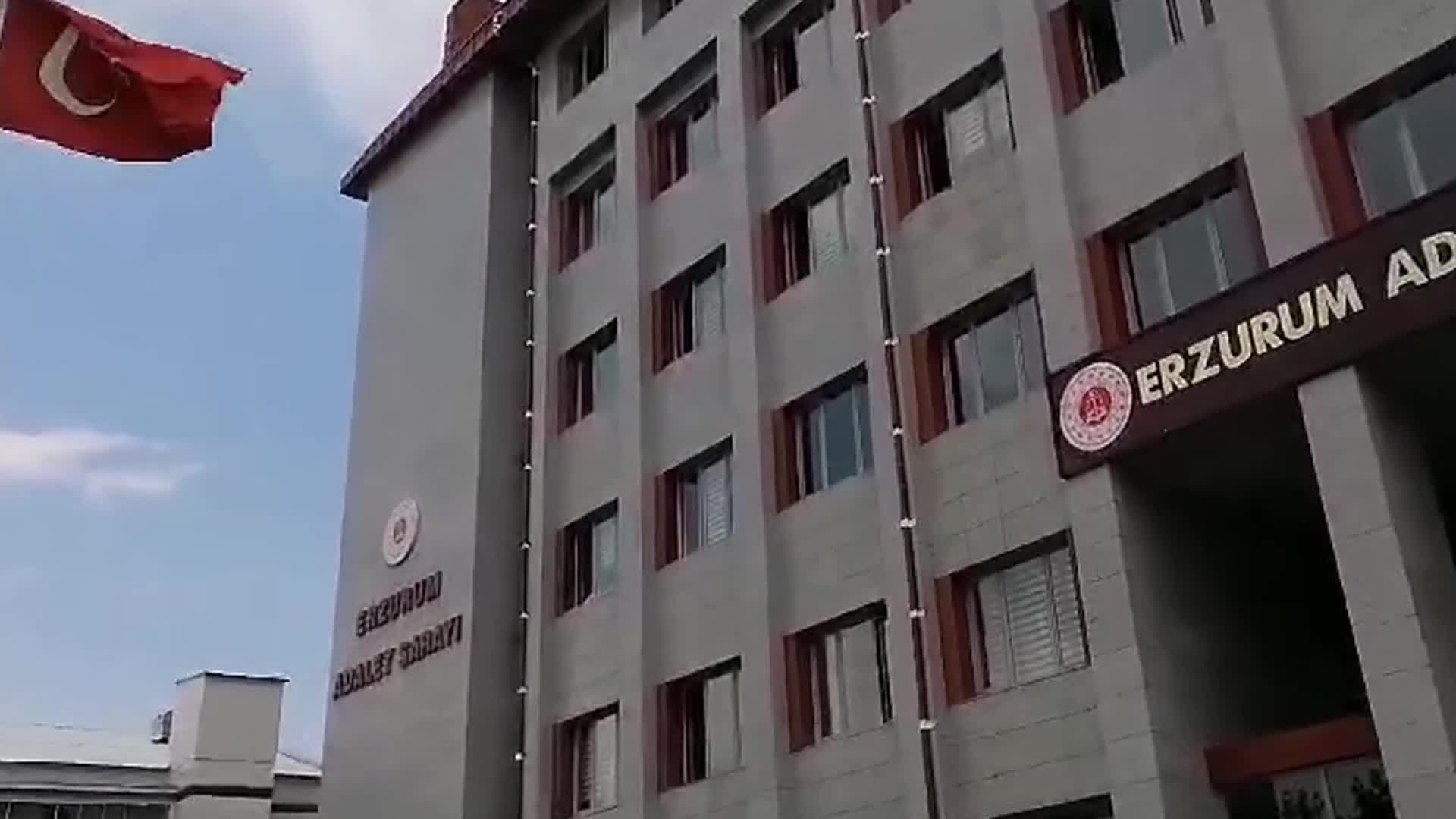 İBB Başkanı Ekrem İmamoğlu'na taşlı saldırı davasında 28 sanığa 6'şar ay ceza verildi, cezalar ertelendi