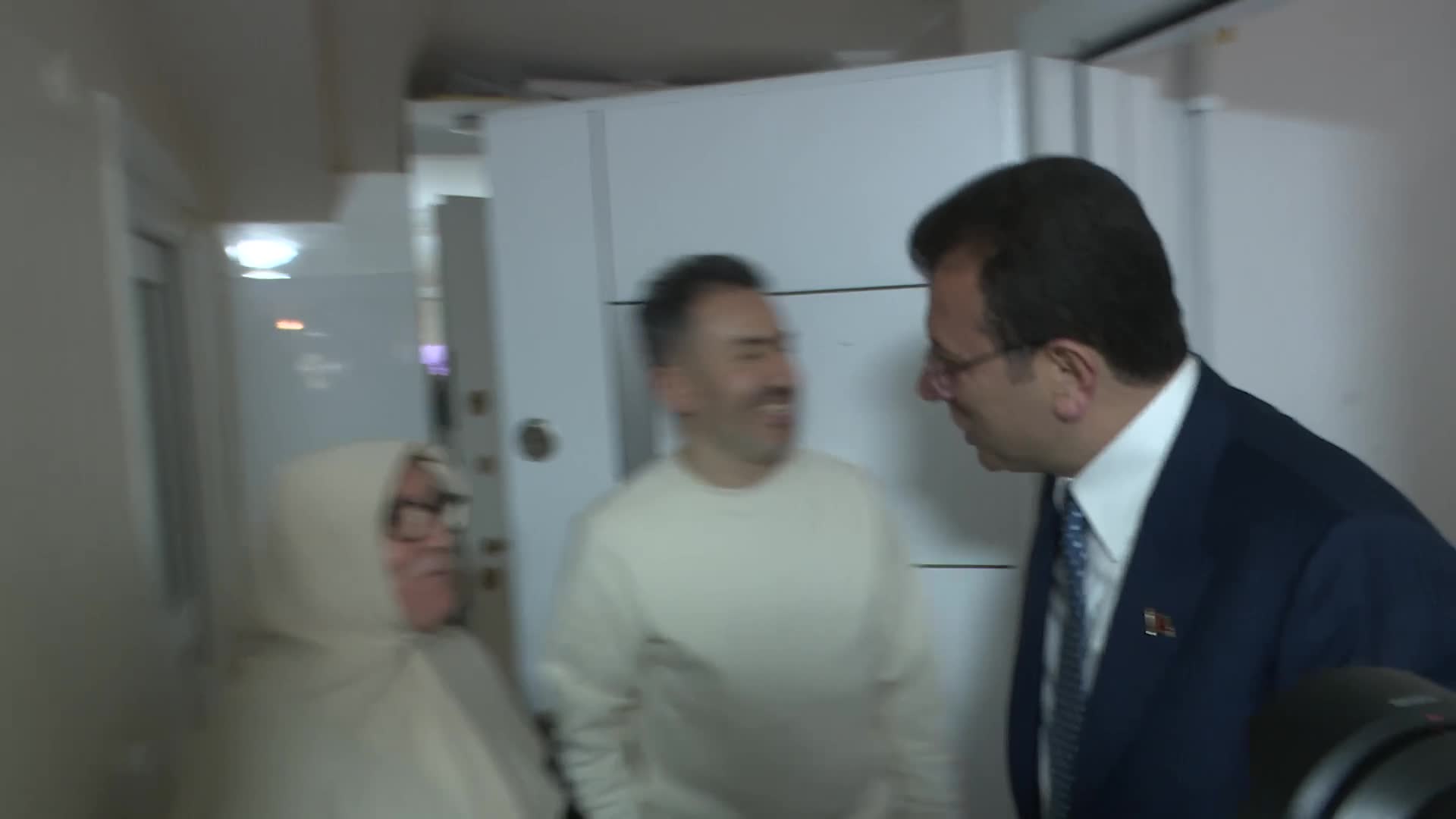 İMAMOĞLU, 2019’DA ‘SANA BÖREK,  KETE YAPARIM AMA OY VERMEM” DİYEN MAHRUZE KELEŞ'İ ZİYARET ETTİ. MAHRUZE KELEŞ, OYUNU İMAMOĞLU’NA VERECEĞİNİ SÖYLEDİ