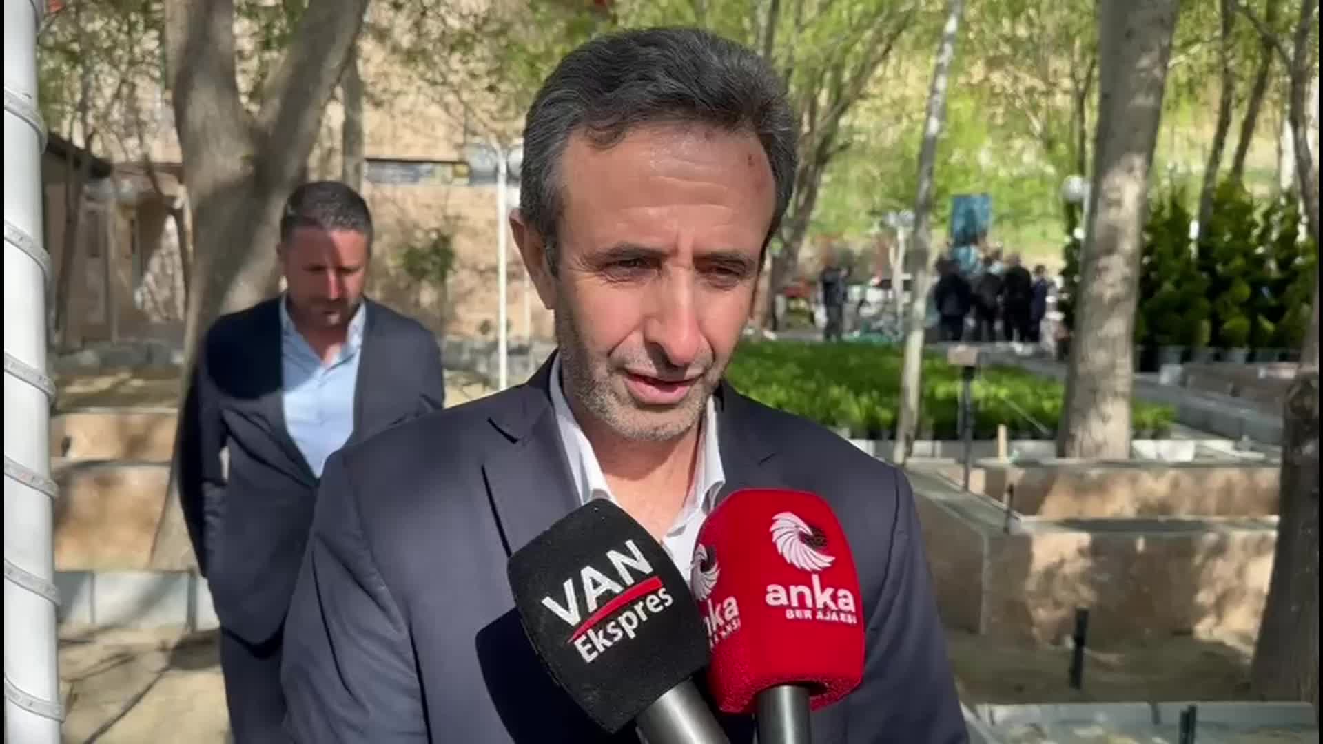 İRAN HALKI SAVAŞ İSTEMİYOR... "GÜZEL GÜNLER GELSİN, BİZ DE DİĞER ÜLKELERDEKİLER GİBİ YAŞAMAK İSTİYORUZ"