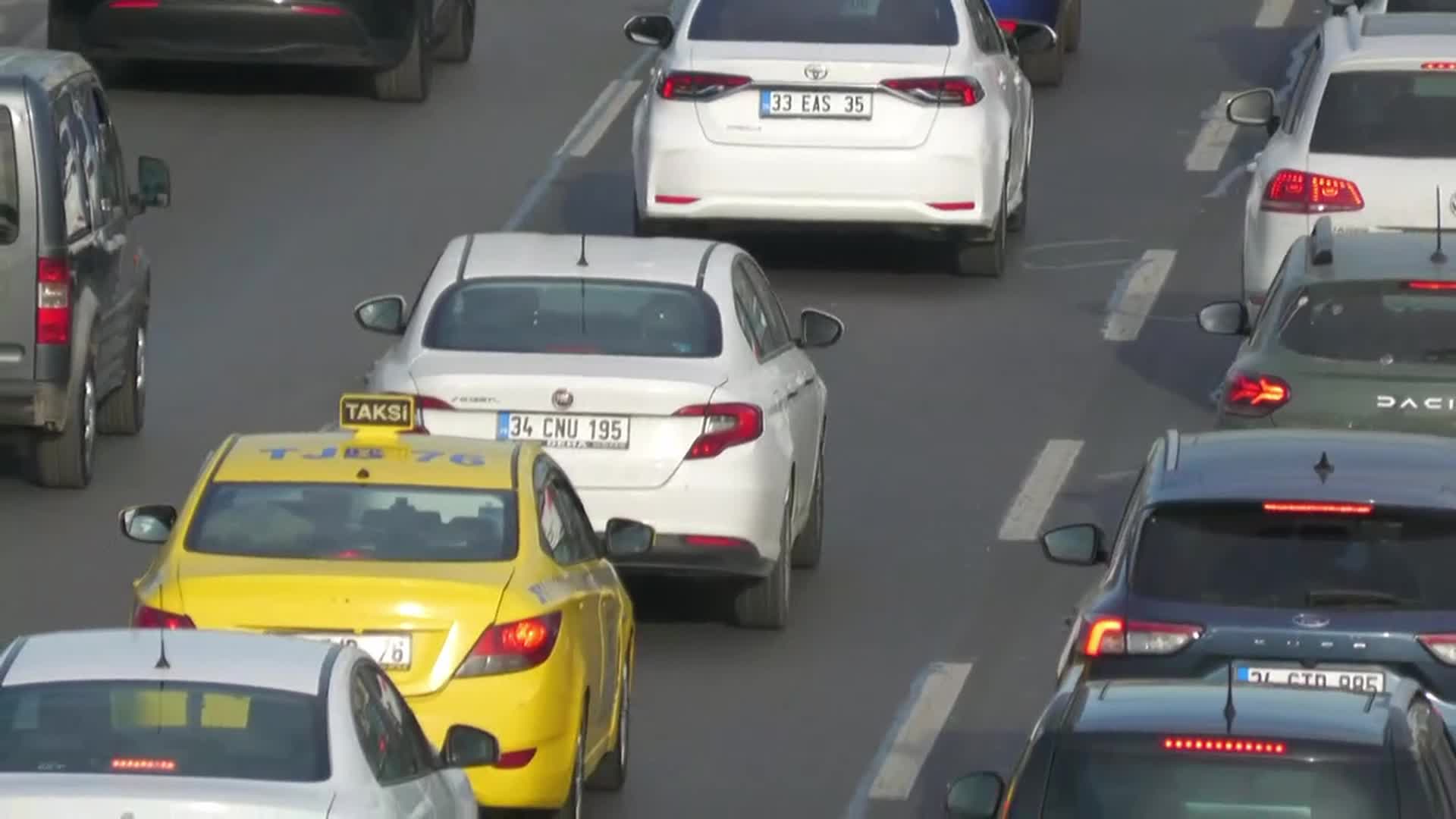 İSTANBUL'DA AKŞAM SAATLERİNDE BAYRAM TRAFİĞİ YOĞUNLUĞU OLUŞTU