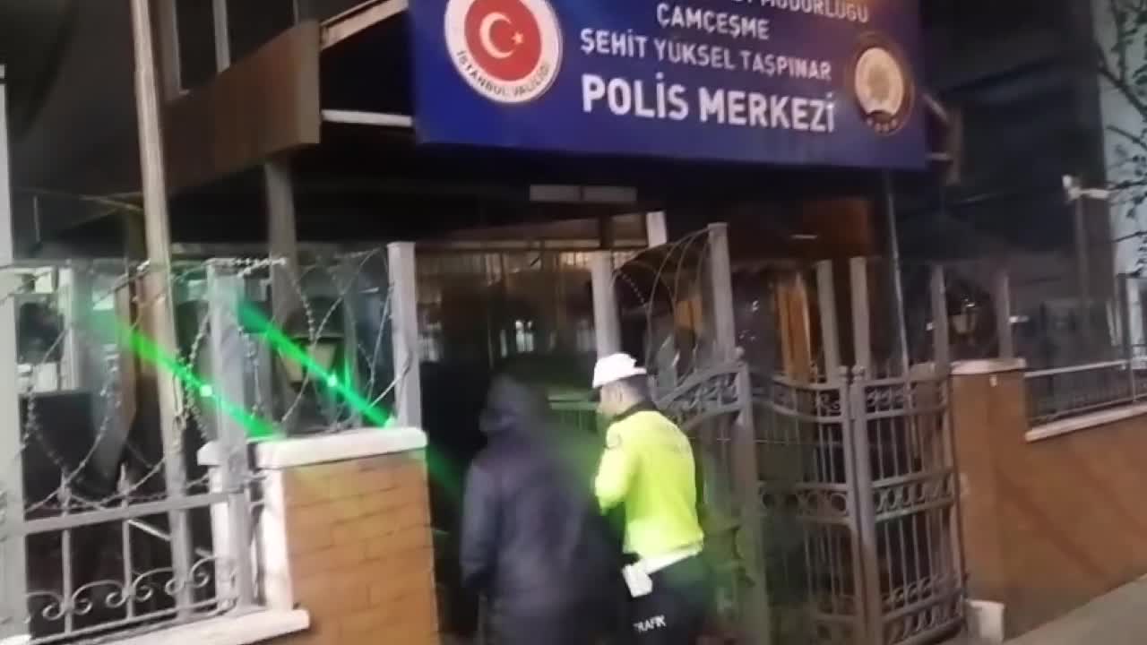 İSTANBUL'DA ÇALINTI ARAÇLA GEZERKEN YAKALANAN 3 ŞÜPHELİ SUÇ MAKİNESİ ÇIKTI, TUTUKLANARAK CEZAEVİNE GÖNDERİLDİ