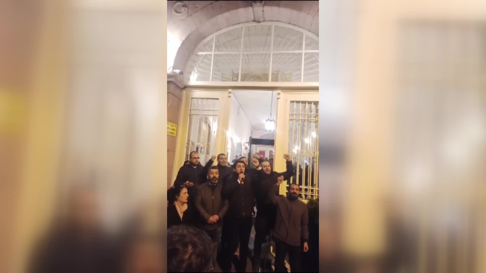 İZMİR BÜYÜKŞEHİR BELEDİYESİ ÖNÜNDE TUNÇ SOYER'E DESTEK NÖBETİ DEVAM EDİYOR... “GEREKİRSE SABAHLAYACAĞIZ AMA TUNÇ BAŞKAN'IN HAKKI VERİLECEK”