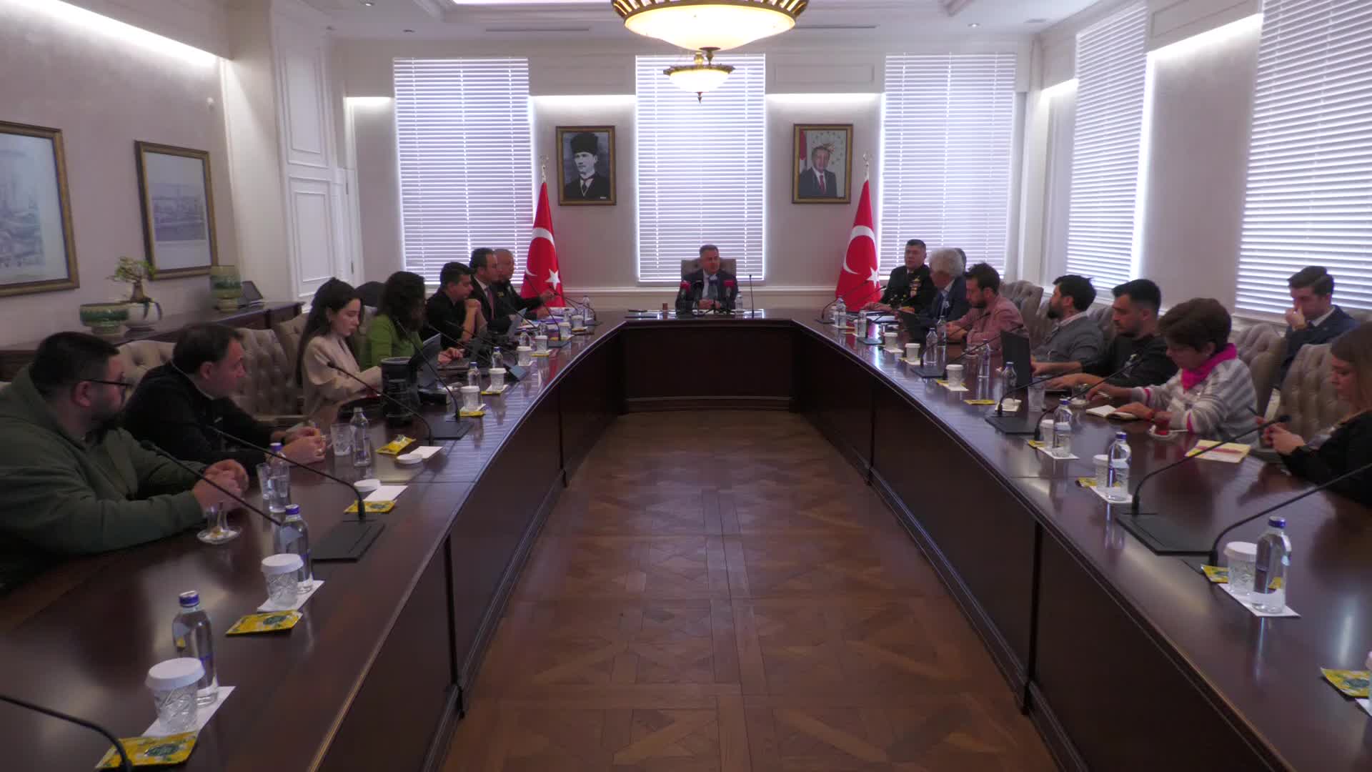 İZMİR VALİSİ SÜLEYMAN ELBAN: "İZMİR'DE 2 AYDA 11 SUÇ ÖRGÜTÜ ÇÖKERTİLDİ"