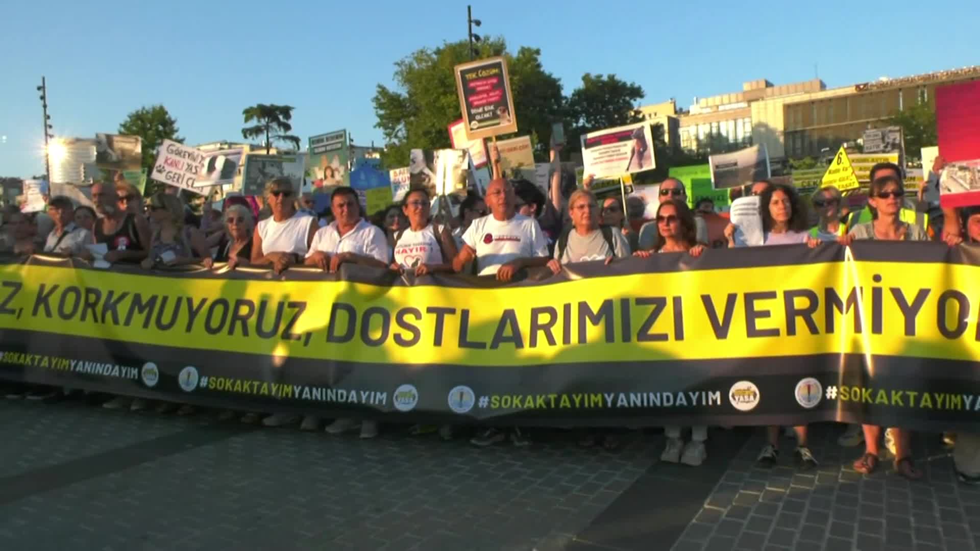 Katliam yasasını köpek maskeleriyle protesto ettiler