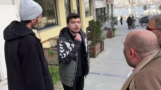 KELİME-İ TEVHİD YAZILI BAYRAK TAŞIYAN KİŞİYE YUMRUK ATAN ÜNİVERSİTE ÖĞRENCİSİ EGE AKERSOY TAHLİYE EDİLDİ