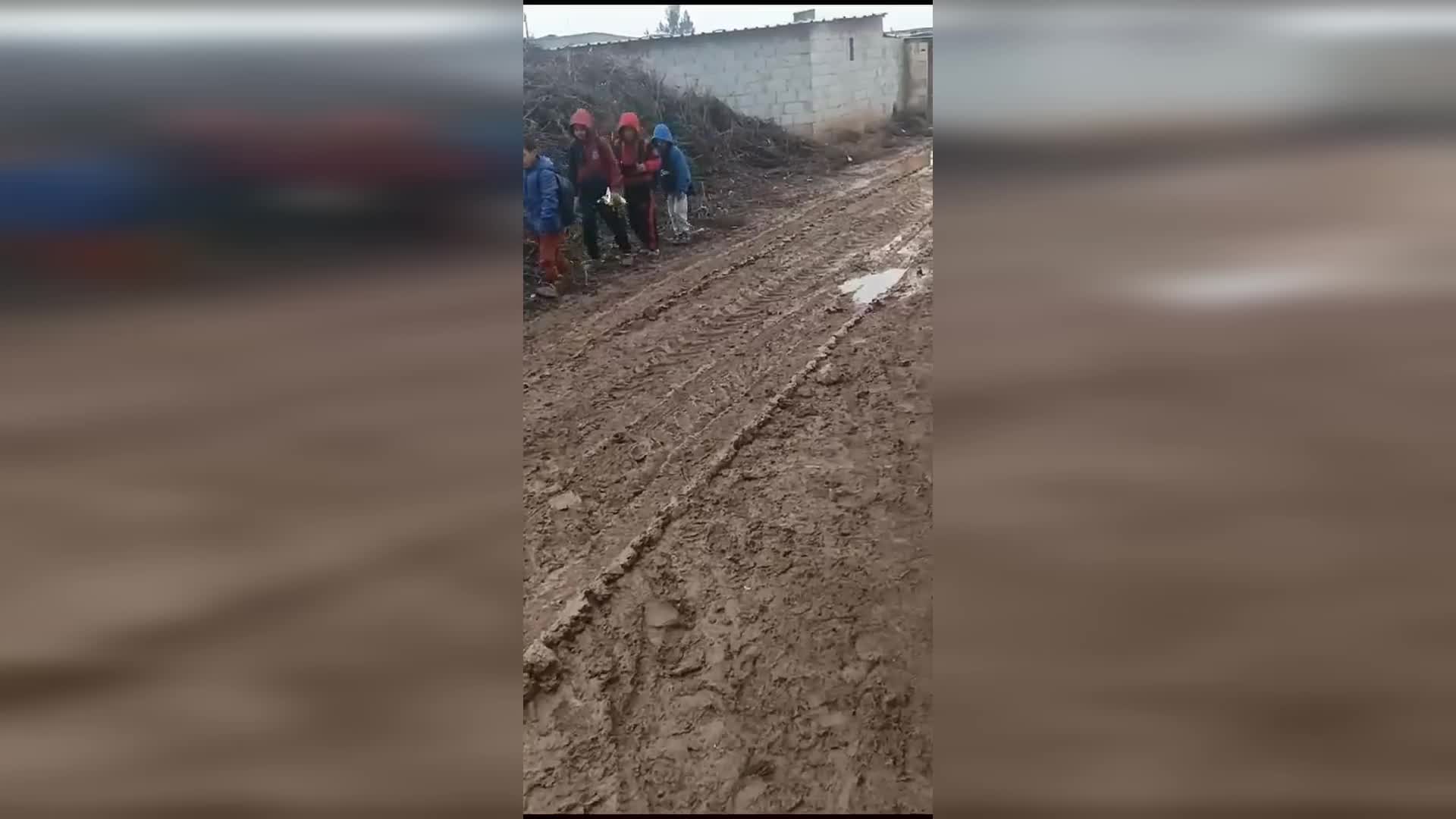 MAHMUT TANAL: “ŞANLIURFA’DA ORTA DEREN ORTAOKULU ÖĞRENCİLERİ, ÇAMURA BATA ÇIKA DERSLERİNE YETİŞMEYE ÇALIŞIYOR. AKP’Lİ BELEDİYELER, BU YOLU BİLE DÜZELTMEKTEN ACİZ”