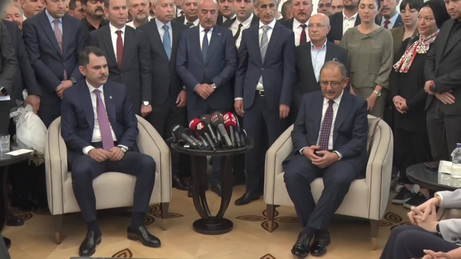 Murat Kurum, görevi Mehmet Özhaseki'den devraldı... Kurum: "Hiçbir siyaset gözetmeksizin deprem dönüşümünü gerçekleştirmek istiyoruz" 