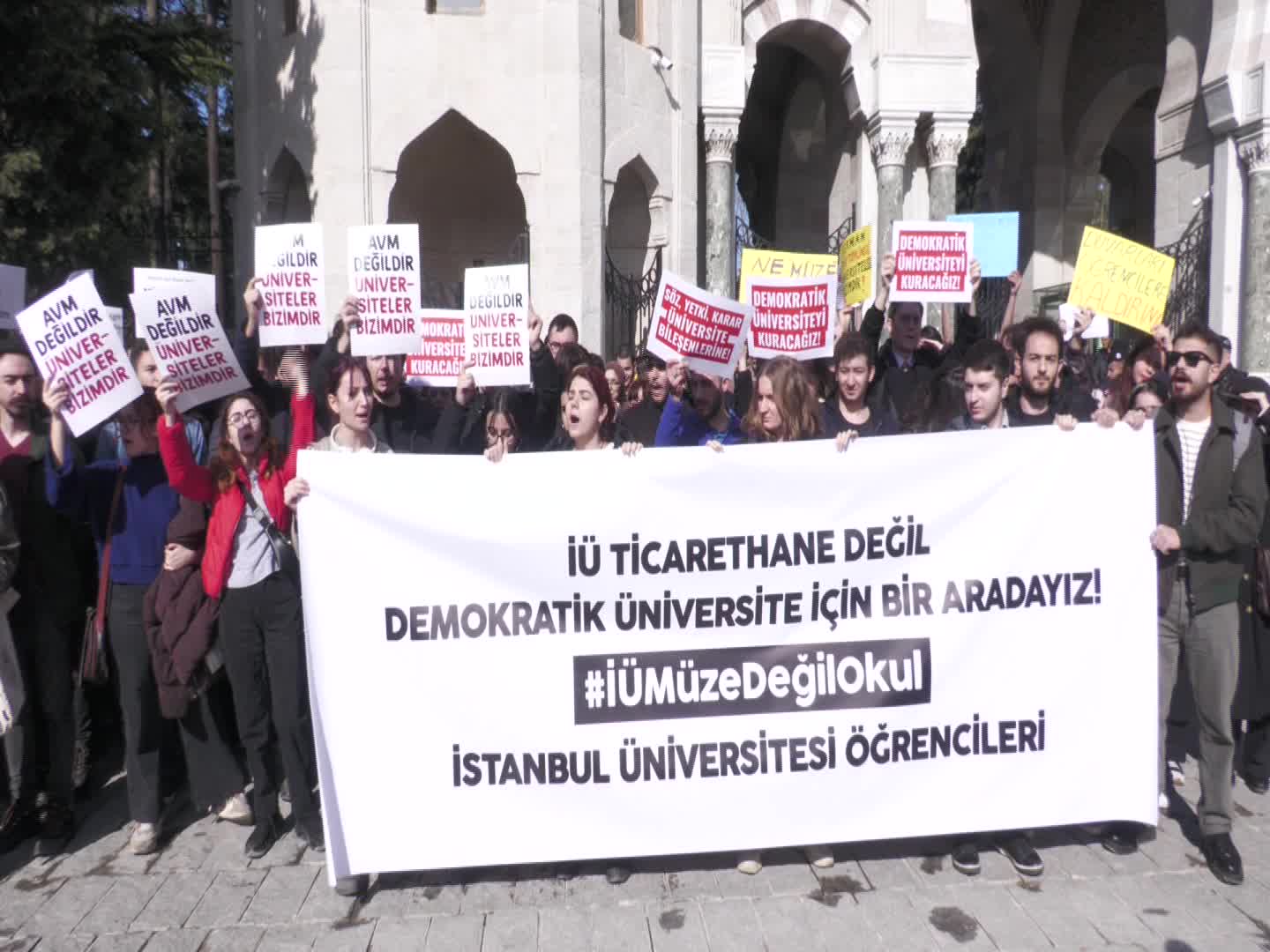 ÖĞRENCİLERDEN İSTANBUL ÜNİVERSİTESİ'NİN ZİYARETÇİLERE AÇILMASINA TEPKİ: "İSTANBUL ÜNİVERSİTESİ TİCARETHANE DEĞİL, OKUL!
