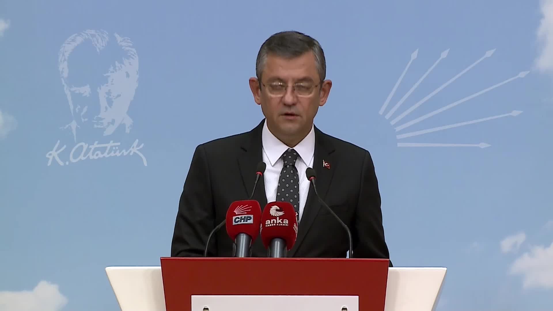 ÖZGÜR ÖZEL: “BUGÜN EZBERLERİ TEKRARLAYARAK, SESSİZLİKLE BİRİLERİNİN SUÇUNU ÖRTEREK DURULACAK GÜN DEĞİLDİR. SORUMLULAR SORUMLULUKLARINI YERİNE GETİRENE KADAR, KASTA VARAN KUSURLARI ORTADAN KALKANA KADAR DOĞRULARI SÖYLEMEYE DEVAM EDECEĞİZ”