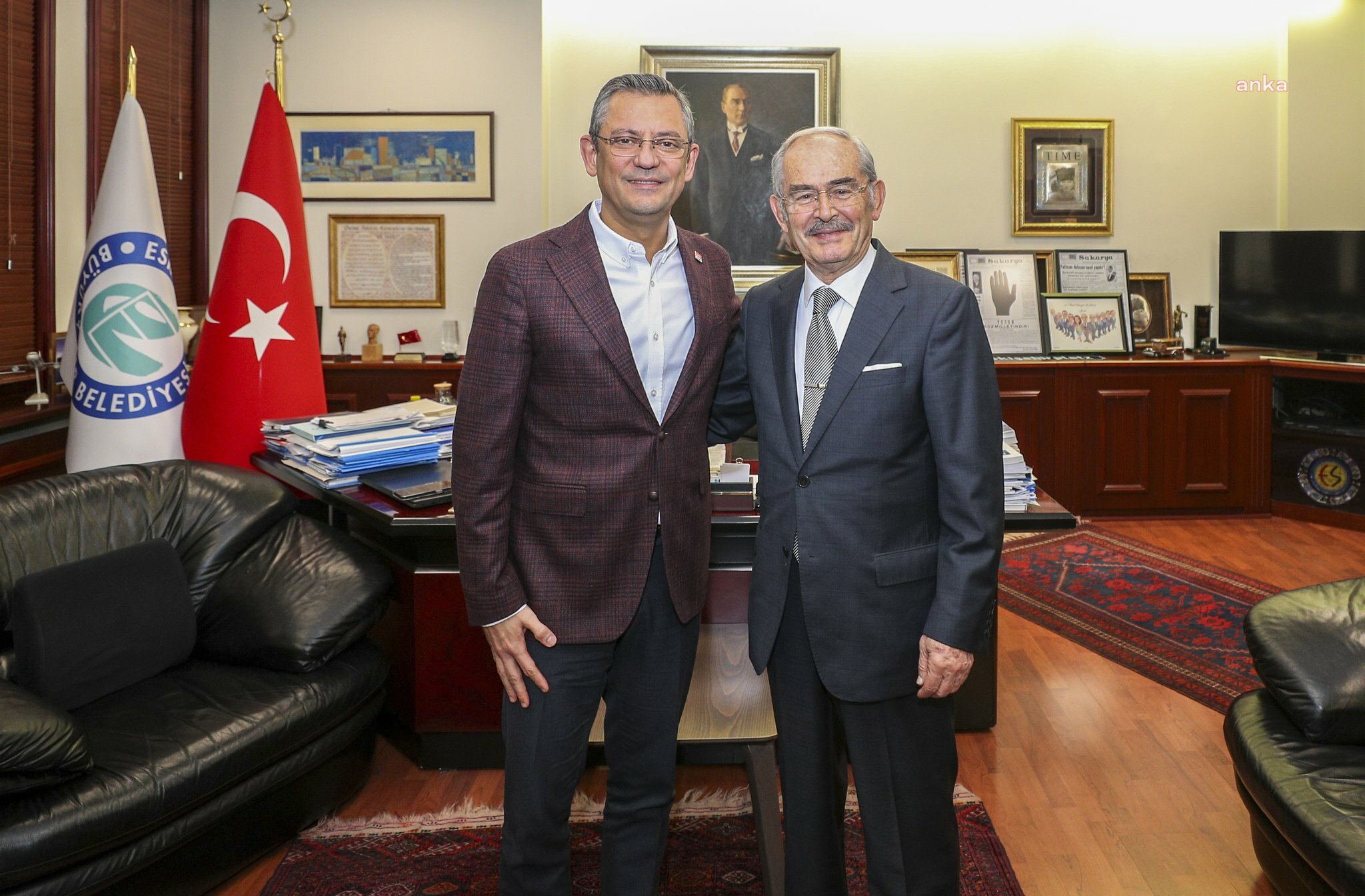 ÖZGÜR ÖZEL: HOCAMIZ YILMAZ BÜYÜKERŞEN’E HİZMETLERİNDEN DOLAYI TEŞEKKÜR EDİYORUM. YILMAZ HOCA'NIN BUNDAN SONRA BİR ELİ ESKİŞEHİR’DE BİR ELİ ÜLKEMİZDEKİ TÜM SOSYAL DEMOKRAT BELEDİYE BAŞKANLARIMIZIN ÜZERİNDE OLACAK