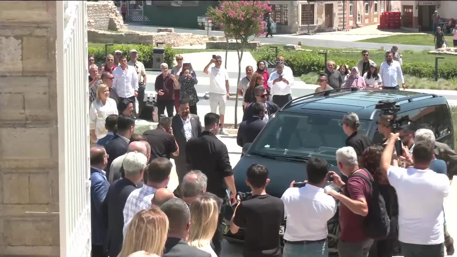 Özgür Özel: “İlk seçimde CHP iktidar olunca maaşlardan sıfır atmadan giderlerden sıfır atacağız”