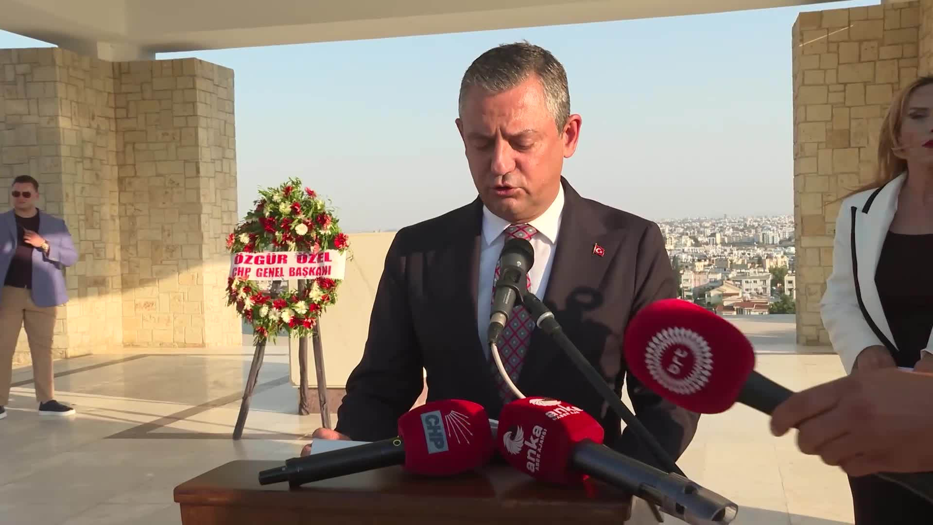 Özgür Özel, KKTC’de Fazıl Küçük’ün kabrini ziyaret etti: “Biz buraya ‘yavru vatan’ demiyoruz. Burası bizim kardeş ülkemiz”