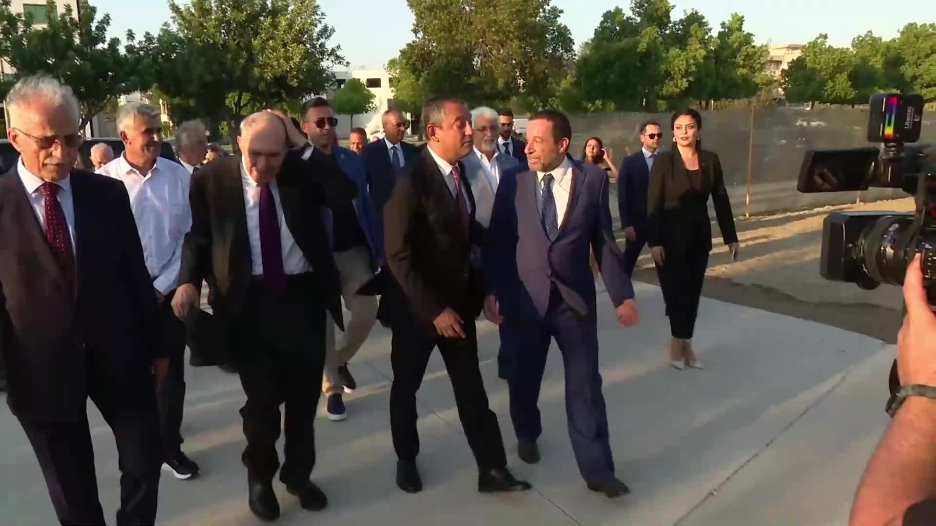 Özgür Özel, KKTC’de Rauf Denktaş’ın kabrini ziyaret etti... “Gösterdiğiniz özveri ve liderlik, Kıbrıs Türkleri’nin özgürlük ve bağımsızlık mücadelesinde bir dönüm noktasıdır”