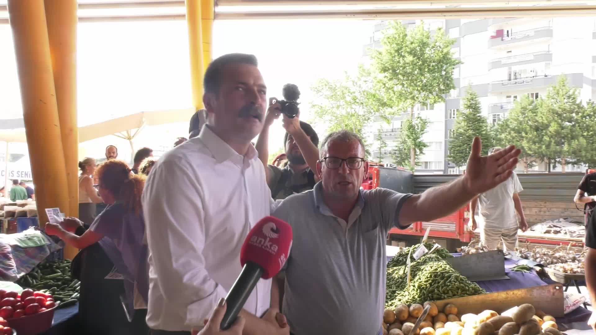 Pazar esnafı Erkan Baş'a dert yandı: "Adam kayısı alıyor, karpuz alamıyor, vatandaş karanlık bir gelecek görüyor"
