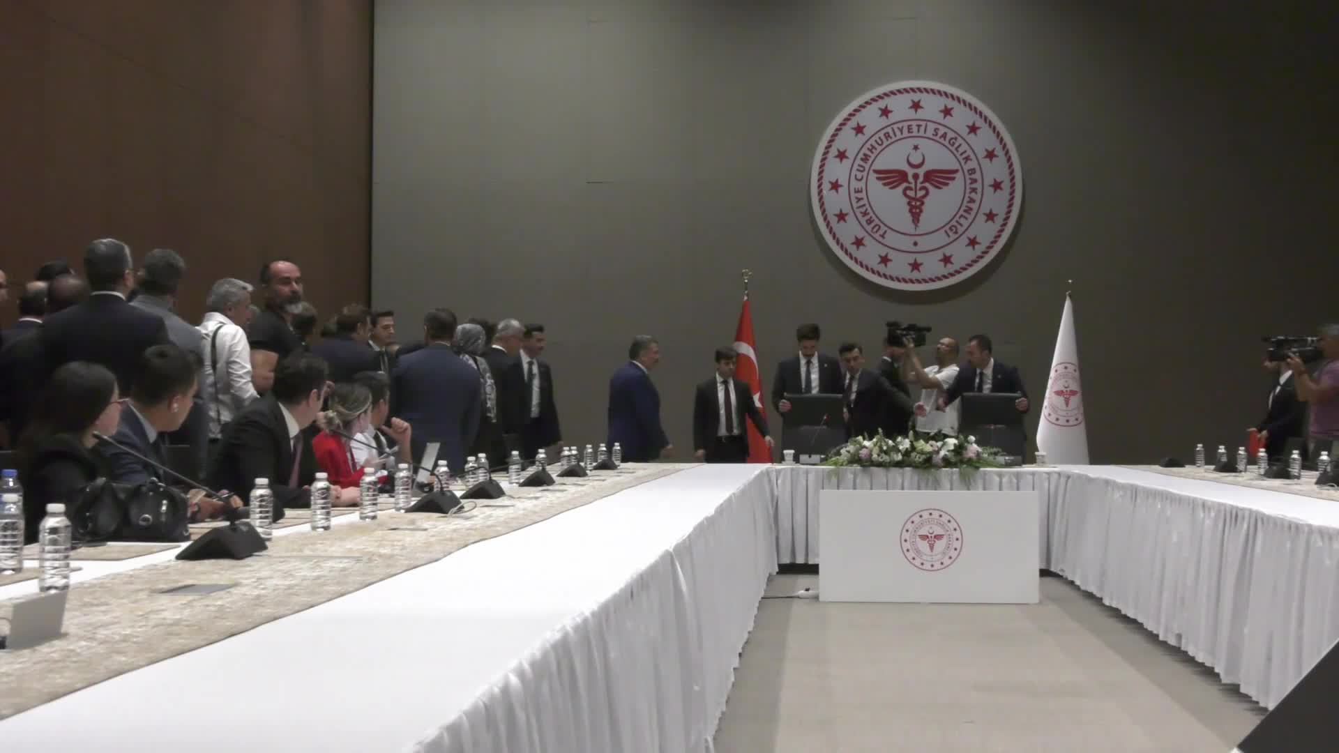 Sağlık Bakanlığı'nda devir teslim...  Görevini Kemal Memişoğlu'na devreden Fahrettin Koca: "Bu bir veda konuşması değil insanımıza karşı mesuliyet duygum ömür boyu devam edecek"