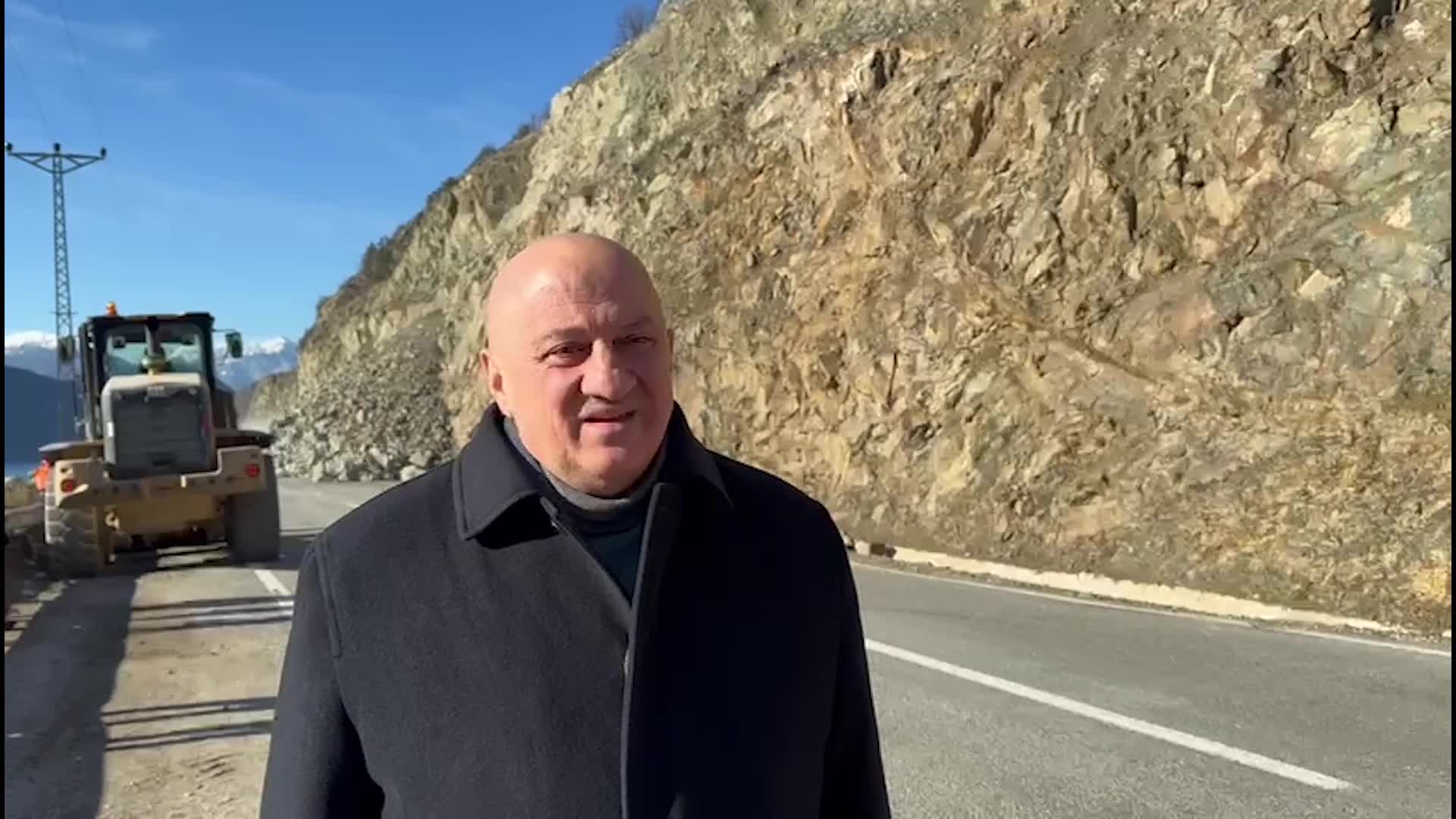 ŞAVŞAT YOLUNA DÜŞEN HEYELAN NEDENİYLE MAHSUR KALAN CHP ARTVİN MİLLETVEKİLİ BAYRAKTUTAN: "BÜTÜN SORU ÖNERGELERİ CEVAPSIZ KALIYOR. İLLA BİR CAN MI KAYBETMEMİZ GEREKİYOR”