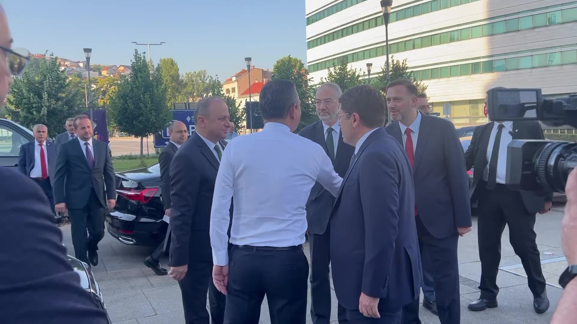 Srebrenitsa Katliamı’nın 29’uncu yılı, Bosna Hersek’te anıldı… Özgür Özel: “Bu büyük acıyı unutmamak, adalet arayışını sürdürmek üzere buradayım”