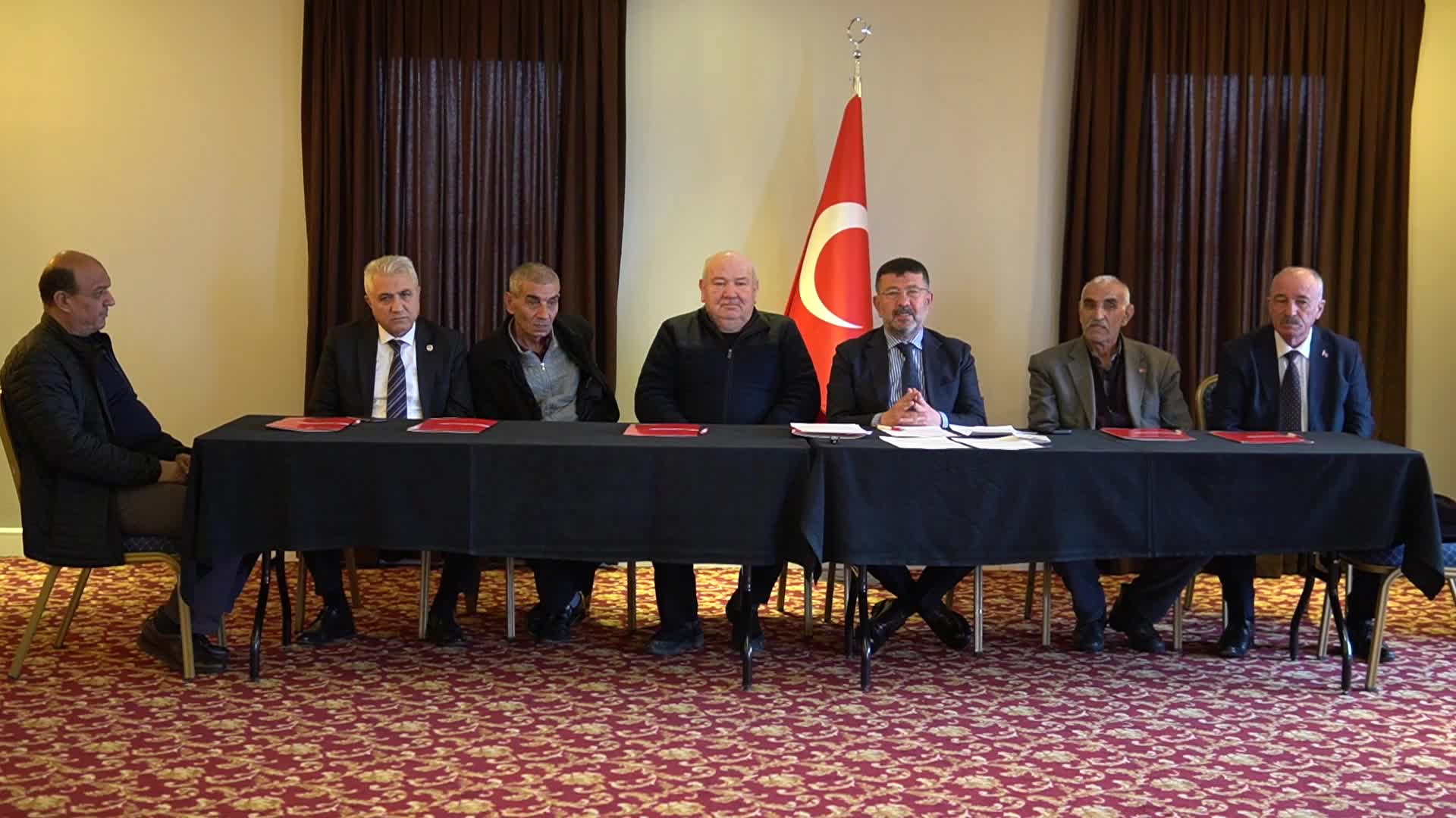VELİ AĞBABA: “EMEKLİYE ‘UÇAK BİLETİNDE İNDİRİM YAPACAĞIZ’ DİYORLAR. EMEKLİ BELEDİYE OTOBÜSÜNE BİNEMİYOR”