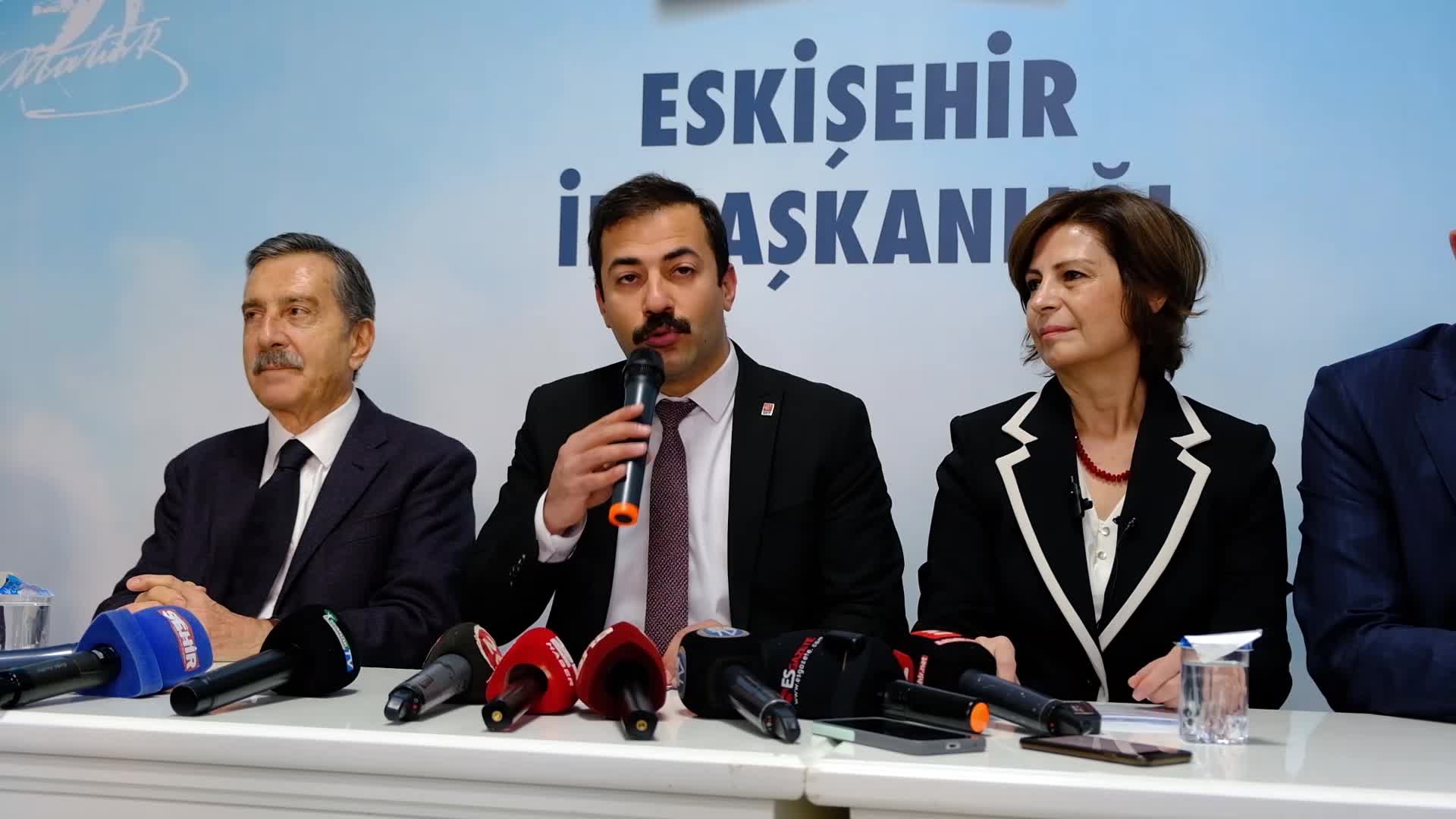 YILMAZ BÜYÜKERŞEN, CHP'NİN ESKİŞEHİR BÜYÜKŞEHİR BELEDİYE BAŞKAN ADAYI ÜNLÜCE İÇİN OY İSTEDİ: “TÜRKİYE'NİN GELECEĞİNİN KURULMASI KADINLARIMIZ VE GENÇLERİMİZLE OLACAK"