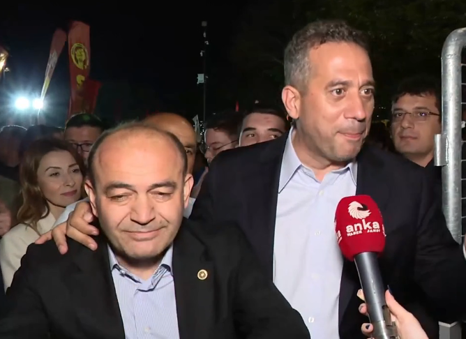 CHP'den Beyazıt Mitinginde Aydınlatma Tepkisi: "Ampul Simgesi Olanlar, Meydanı Karanlıkta Bıraktı"