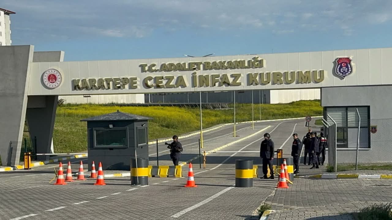 Cezaevinde dehşet: Mahkûm infaz koruma memurlarını bıçakladı!