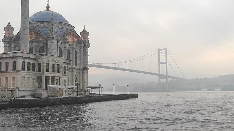 İstanbul Boğazı'nda Yoğun Sis Nedeniyle Gemi Trafiği Askıya Alındı