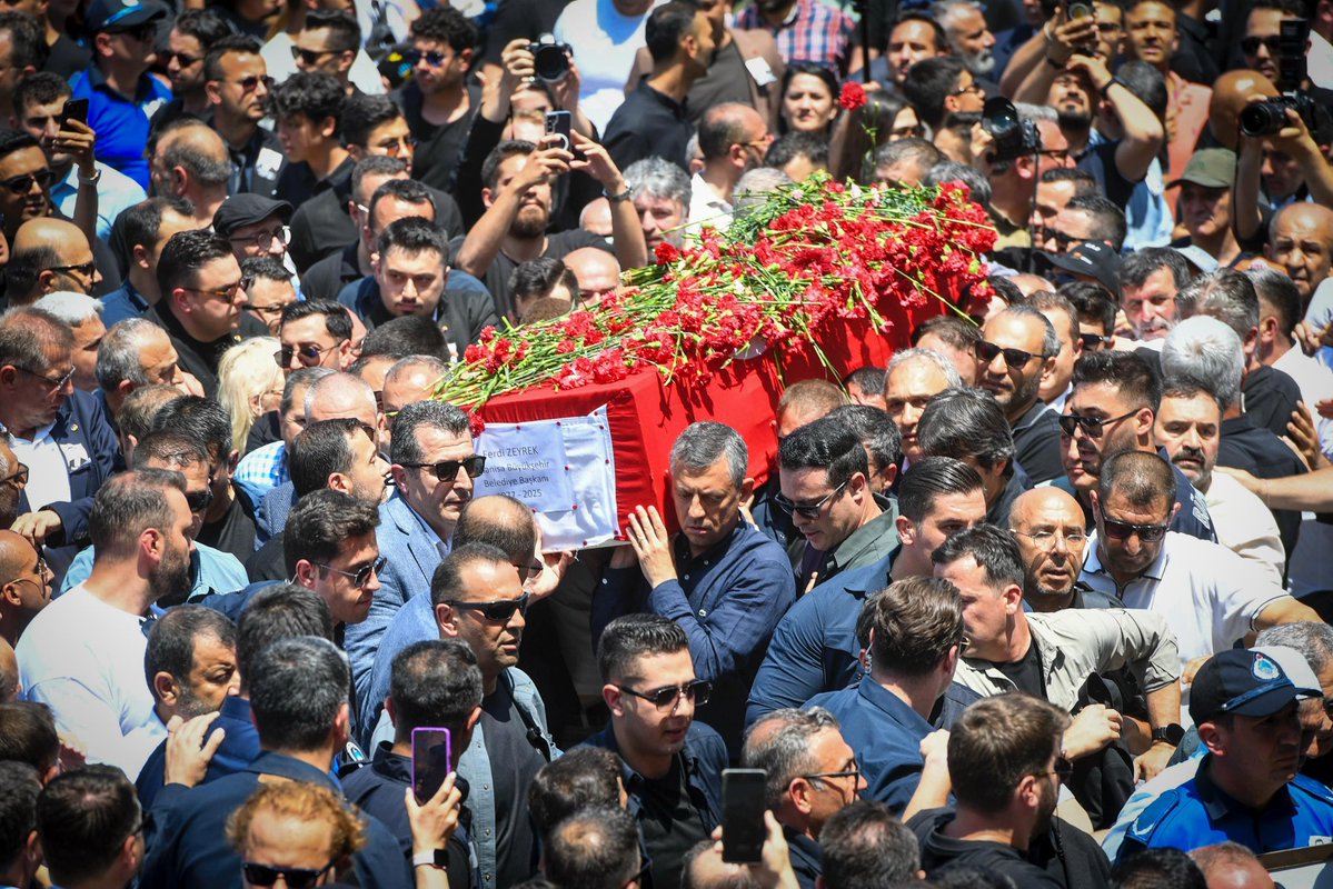 Manisa, Belediye Başkanı Ferdi Zeyrek'i Son Yolculuğuna Uğurladı