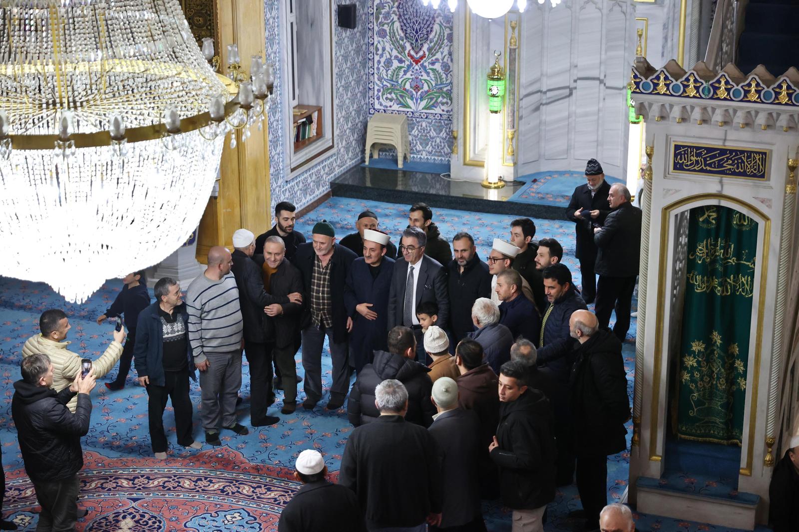 Bayrampaşa’da Kandil Bereketi: Başkan Hasan Mutlu’dan Simit İkramı