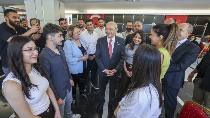Kemal Kılıçdaroğlu, CHP Kadın Kolları'nın Üniversite Tercih Merkezi'ni Ziyaret Etti
